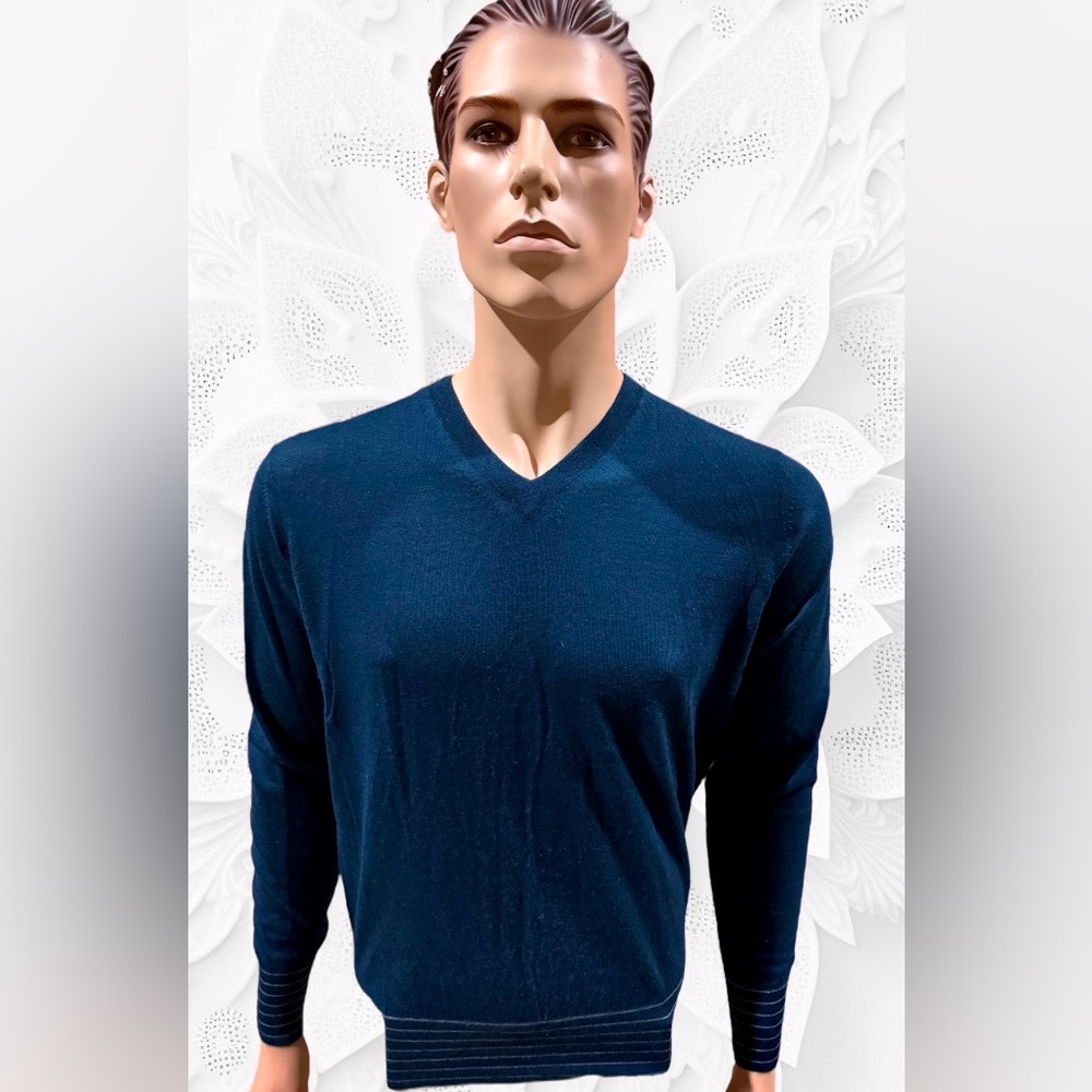 Neiman Marcus, V-neck 100% cashmere sweater. Men’s size Medium. Gently used.